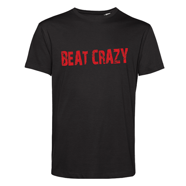 Schwarzes T‑Shirt mit roter abgenutzter Aufschrift BEAT CRAZY auf der Brust