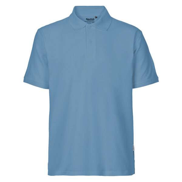 Hellblaues Polohemd mit Knopfleiste und Kurzärmeln vor weißem Hintergrund