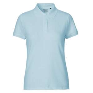 Hellblaues Damen-Poloshirt mit kurzen Ärmeln auf weißem Hintergrund