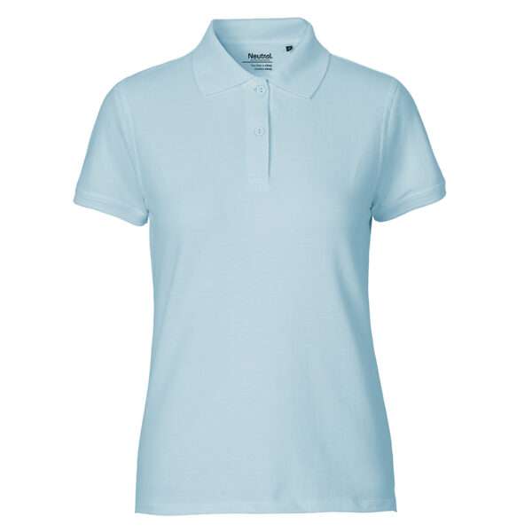 Hellblaues Damen-Poloshirt mit kurzen Ärmeln auf weißem Hintergrund