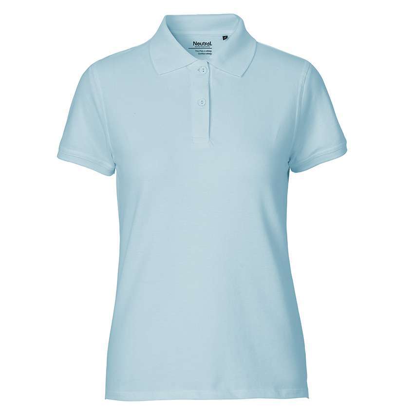 Hellblaues Damen-Poloshirt mit kurzen Ärmeln auf weißem Hintergrund