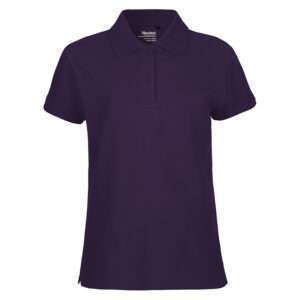Damen-Poloshirt dunkelviolett, kurzärmelig mit Knopfleiste auf weißem Hintergrund