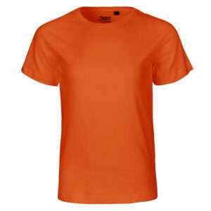Oranges, unbedrucktes Kurzarm‑T-Shirt mit Rundhalsausschnitt vor weißem Hintergrund.