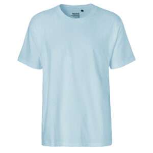 Hellblaues schlichtes T‑Shirt mit Rundhalsausschnitt vor weißem Hintergrund