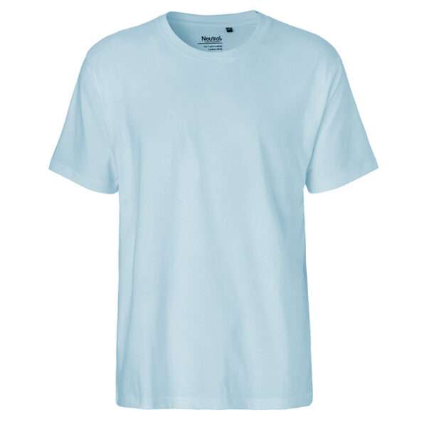 Hellblaues schlichtes T‑Shirt mit Rundhalsausschnitt vor weißem Hintergrund