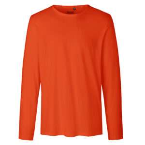 Oranges langärmeliges T-Shirt mit Rundhalsausschnitt vor weißem Hintergrund