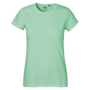 Hellgrünes Damen-T-Shirt mit Rundhals und kurzen Ärmeln vor weißem Hintergrund