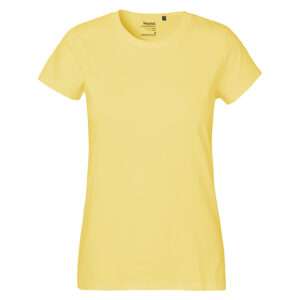 Gelbes, schlichtes Damenshirt mit Rundhalsausschnitt vor weißem Hintergrund