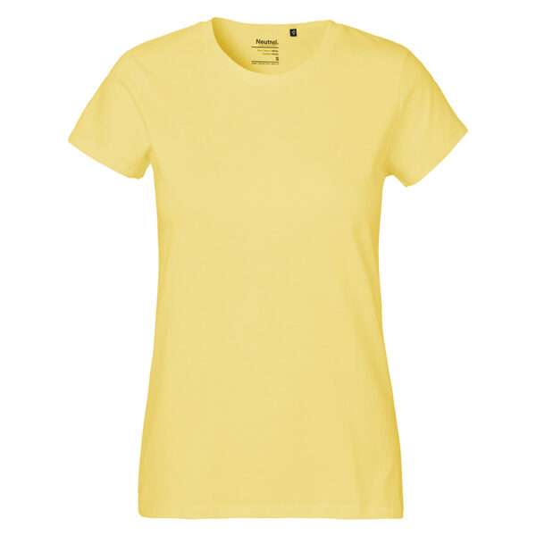Gelbes, schlichtes Damenshirt mit Rundhalsausschnitt vor weißem Hintergrund