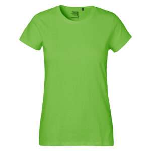 Leuchtgrünes Damen-T-Shirt mit Rundhalsausschnitt vor weißem Hintergrund