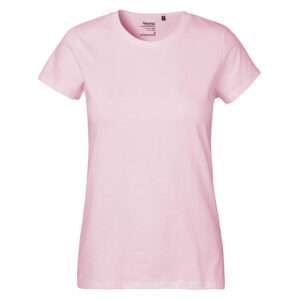 Helles rosa Damen-T-Shirt mit Rundhals und kurzen Ärmeln vor weißem Hintergrund