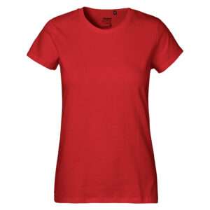 Rotes, kurzärmeliges Damen-T-Shirt mit rundem Ausschnitt vor weißem Hintergrund