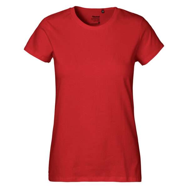Rotes, kurzärmeliges Damen-T-Shirt mit rundem Ausschnitt vor weißem Hintergrund