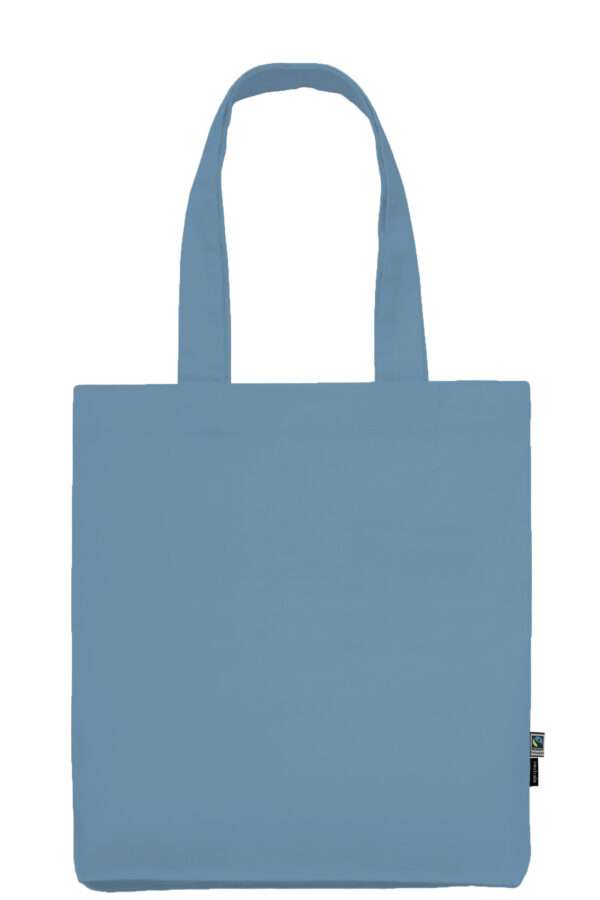 Hellblauer Stoffbeutel mit langen Henkeln und Fairtrade-Label rechts