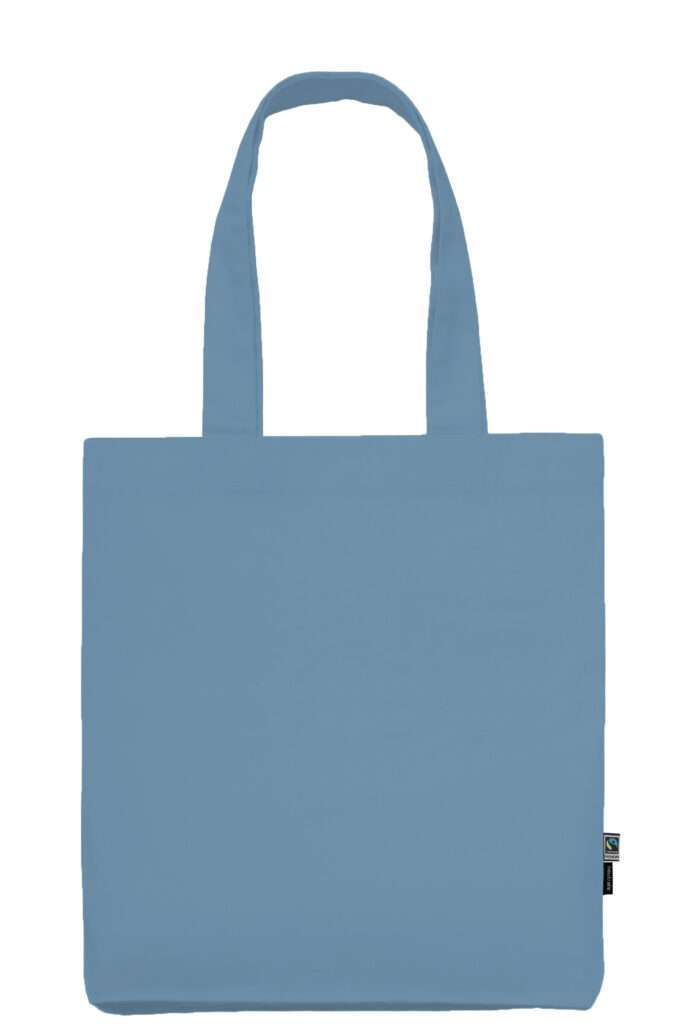 Hellblauer Stoffbeutel mit langen Henkeln und Fairtrade-Label rechts