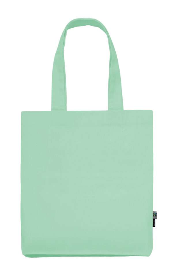 Mintgrüne Stofftasche mit langen Henkeln und Fairtrade-Label auf weißem Hintergrund