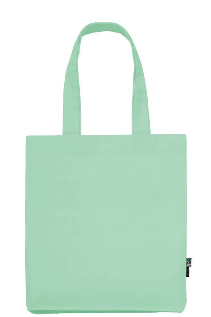 Mintgrüne Stofftasche mit langen Henkeln und Fairtrade-Label auf weißem Hintergrund