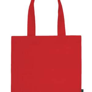 Rote Stofftasche mit langen Henkeln und Fairtrade-Label vor weißem Hintergrund