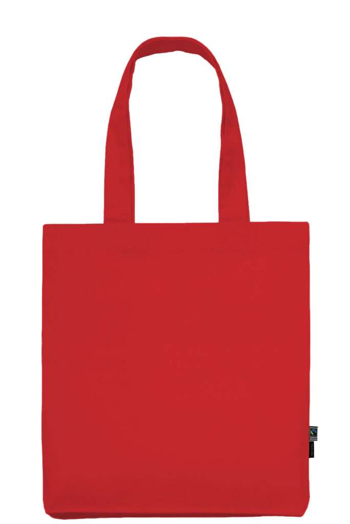 Rote Stofftasche mit langen Henkeln und Fairtrade-Label vor weißem Hintergrund