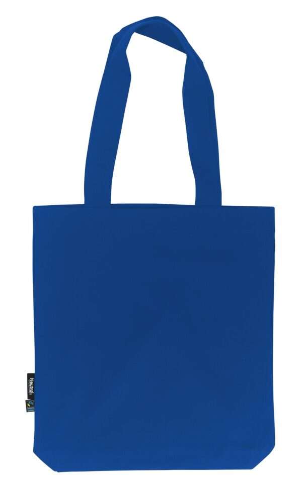 Blauer Baumwoll-Shopper mit langen Henkeln und kleinem Fairtrade-Label