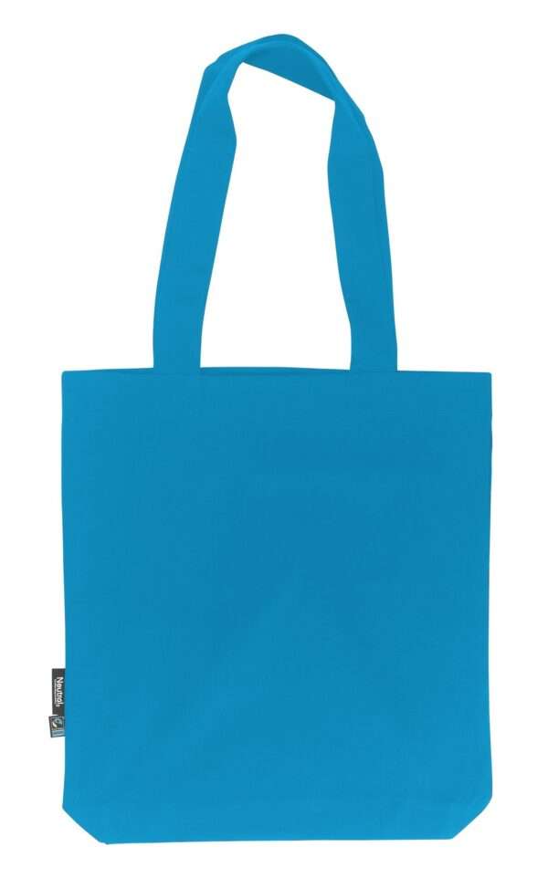 Türkisblauer Stoffbeutel mit langen Henkeln vor weißem Hintergrund