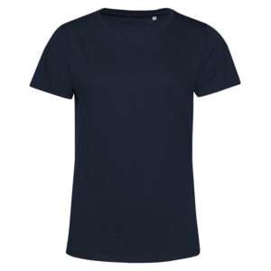 Dunkelblaues kurzärmeliges T‑Shirt mit Rundhalsausschnitt vor weißem Hintergrund