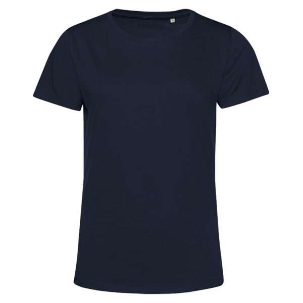 Dunkelblaues kurzärmeliges T‑Shirt mit Rundhalsausschnitt vor weißem Hintergrund