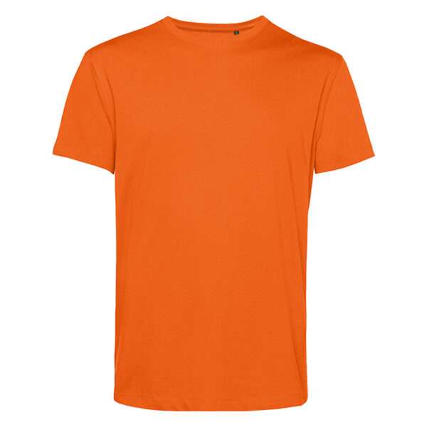 Einfarbiges oranges T‑Shirt mit Rundhalsausschnitt auf weißem Hintergrund