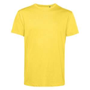 Gelbes unifarbenes T‑Shirt mit Rundhals, freigestellt vor weißem Hintergrund