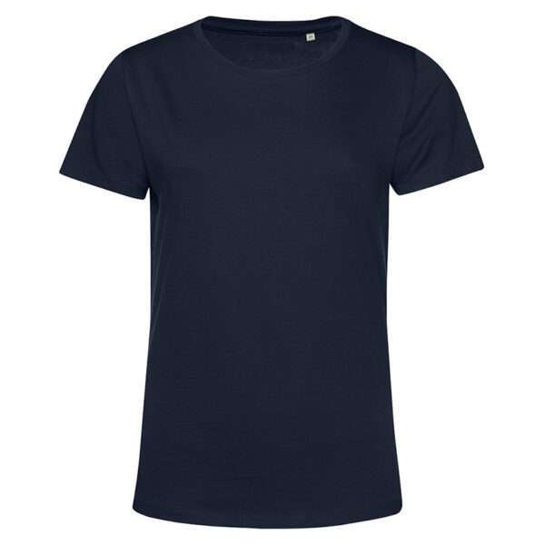 Dunkelblaues, schlichtes Damen-T-Shirt mit Rundhalsausschnitt vor weißem Hintergrund.