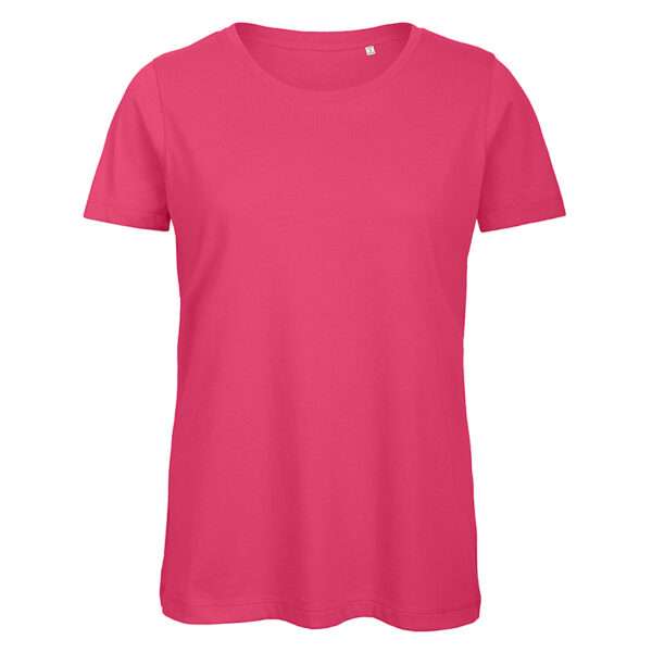 Unbedrucktes pinkes Damen-T-Shirt mit Rundhalsausschnitt auf weißem Hintergrund
