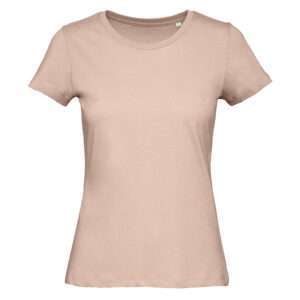 Schlichtes tailliertes Damen-T-Shirt in hellbeige auf weißem Hintergrund