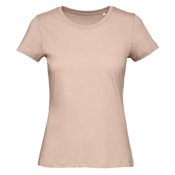 Schlichtes tailliertes Damen-T-Shirt in hellbeige auf weißem Hintergrund