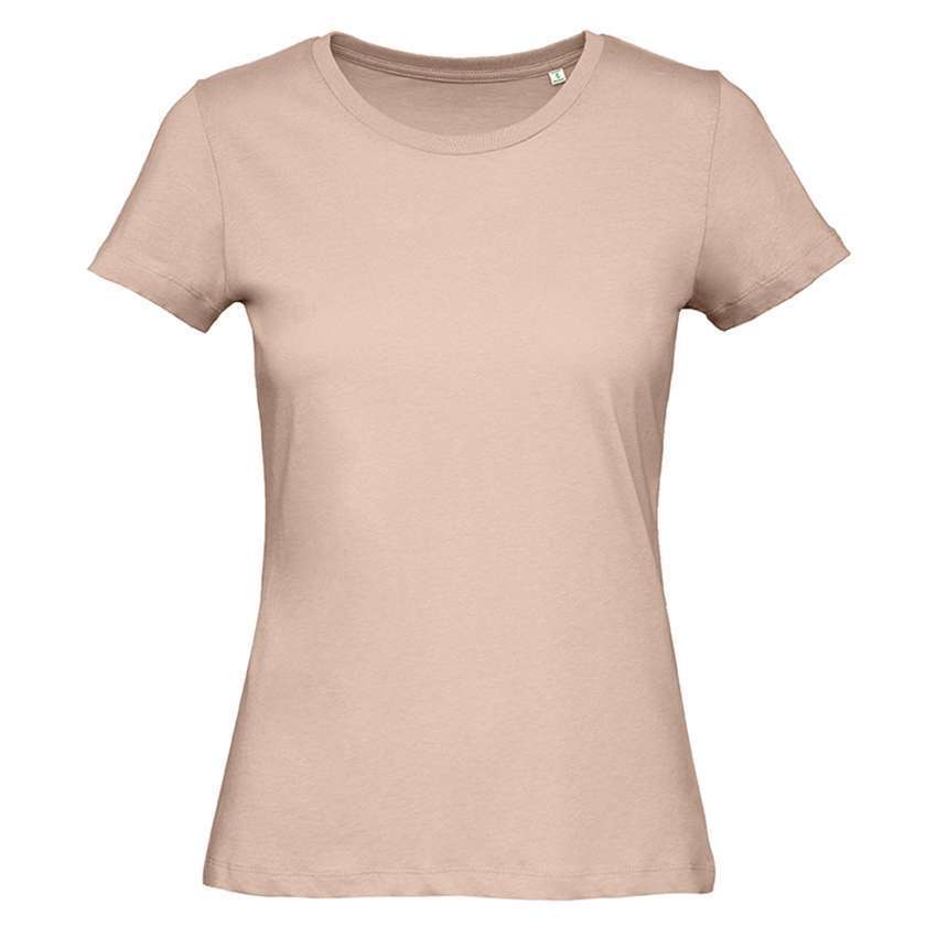 Schlichtes tailliertes Damen-T-Shirt in hellbeige auf weißem Hintergrund