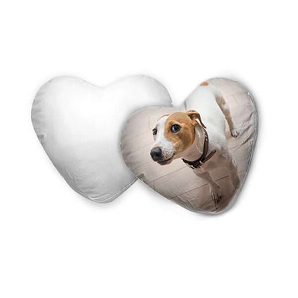 Herzförmiges Kissen mit Hundefoto eines neugierigen Jack-Russell-Terriers