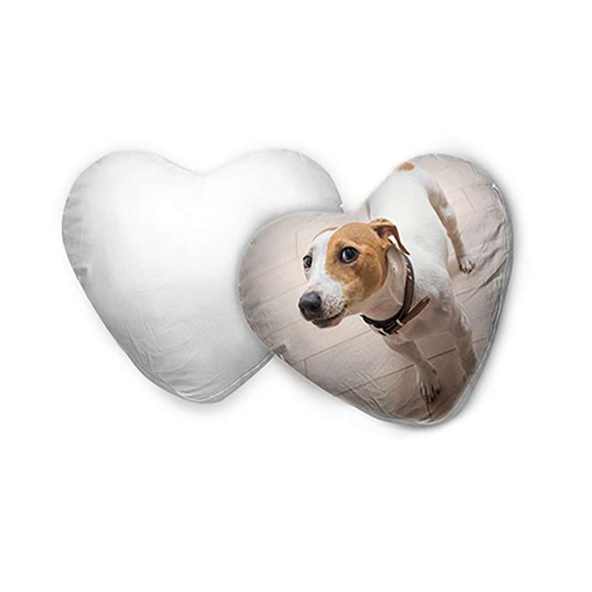 Herzförmiges Kissen mit Hundefoto eines neugierigen Jack-Russell-Terriers