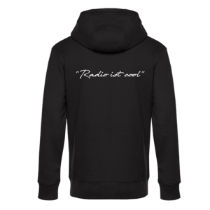 Schwarzer Hoodie von hinten mit weißer Schrift ‚Radio ist cool‘ auf dem Rücken