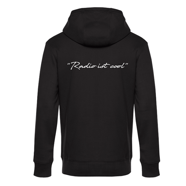 Schwarzer Hoodie von hinten mit weißer Schrift ‚Radio ist cool‘ auf dem Rücken