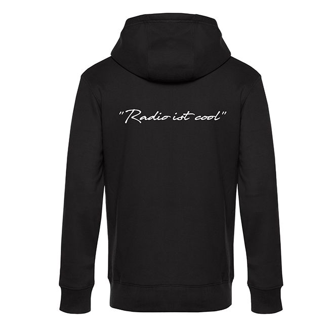 Schwarzer Hoodie von hinten mit weißer Schrift ‚Radio ist cool‘ auf dem Rücken