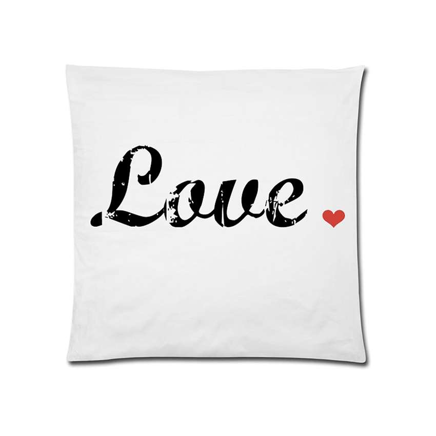 Weißes Kissen mit schwarzer, verwaschener Schrift Love und kleinem roten Herz