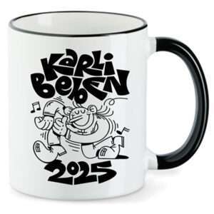 Weißer Becher mit schwarzem Henkel, schwarzem Cartoon tanzender Figur und Schrift Karli Belsen 2025.