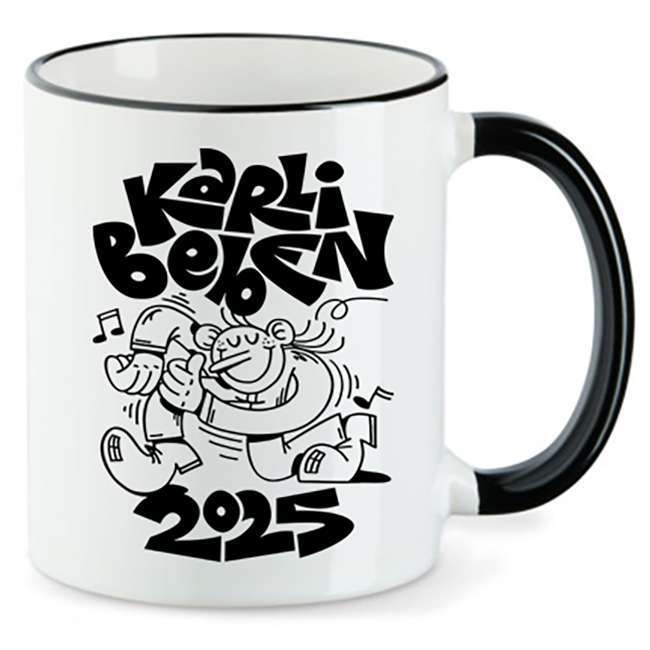 Weißer Becher mit schwarzem Henkel, schwarzem Cartoon tanzender Figur und Schrift Karli Belsen 2025.